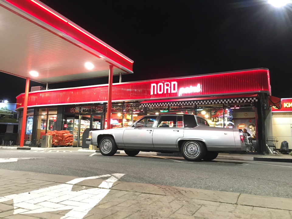 Небольшой Фотосет на заправке — Cadillac Brougham, 5 л, 1987 года