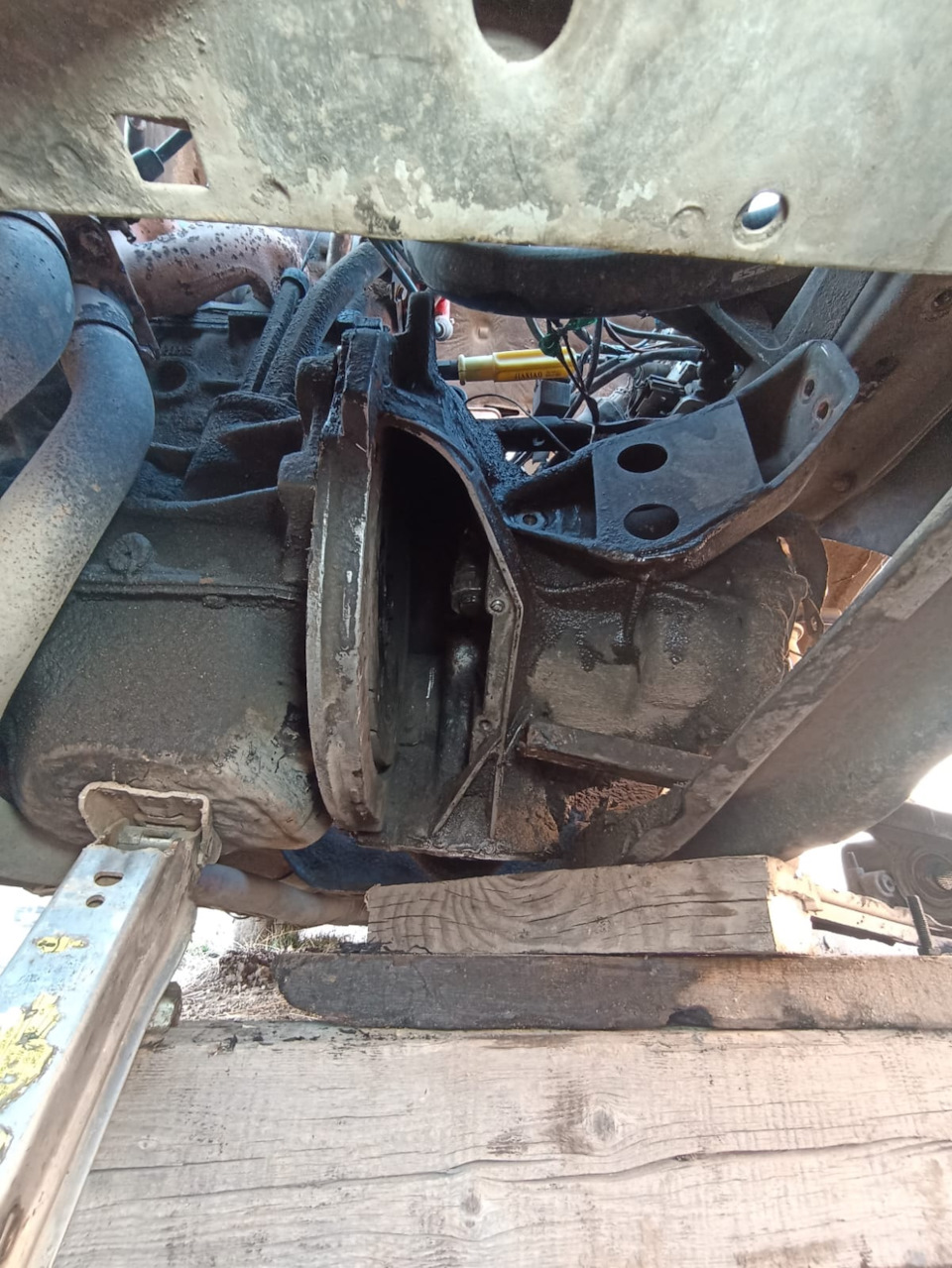 Снятие сцепления, корзины и выжимной — Opel Vectra A, 1,8 л, 1992 года ...