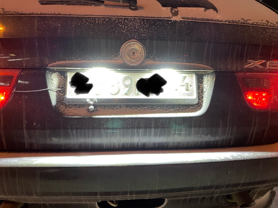 Поменял лампы подсветки номера, светят лучше фар 🫣 — BMW X5 (E53), 4,4 ...