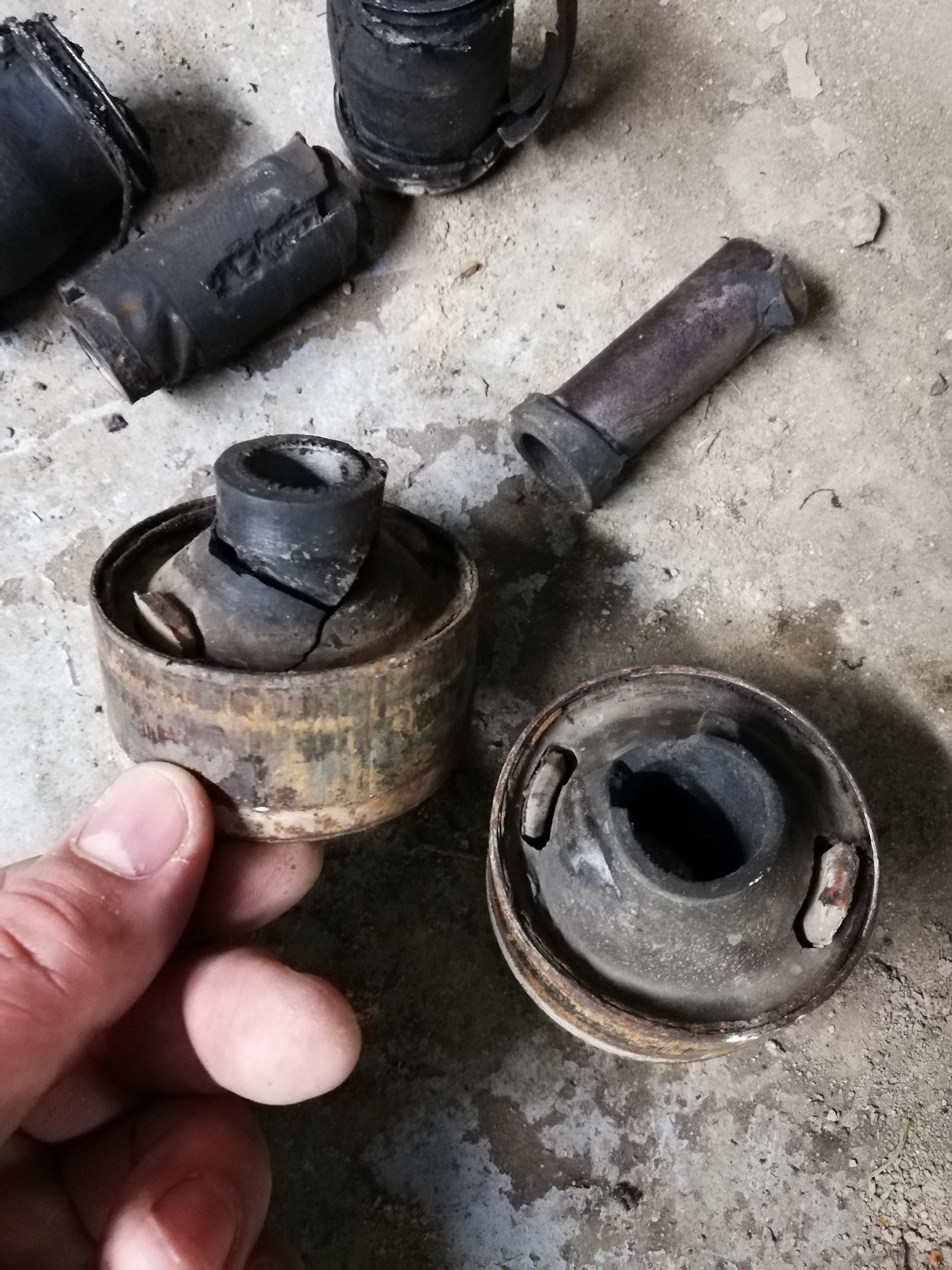 Передние сайлентблоки передних рычагов чери тигго т11. Запрессовки сайлентблоков чери бонус а 13. Как должен стоять сайлентблок на чери тигго. Сайлентблок переднего рычага задний чери тигго т11. Сайлентблоки передних рычагов чери тигго т11 1.