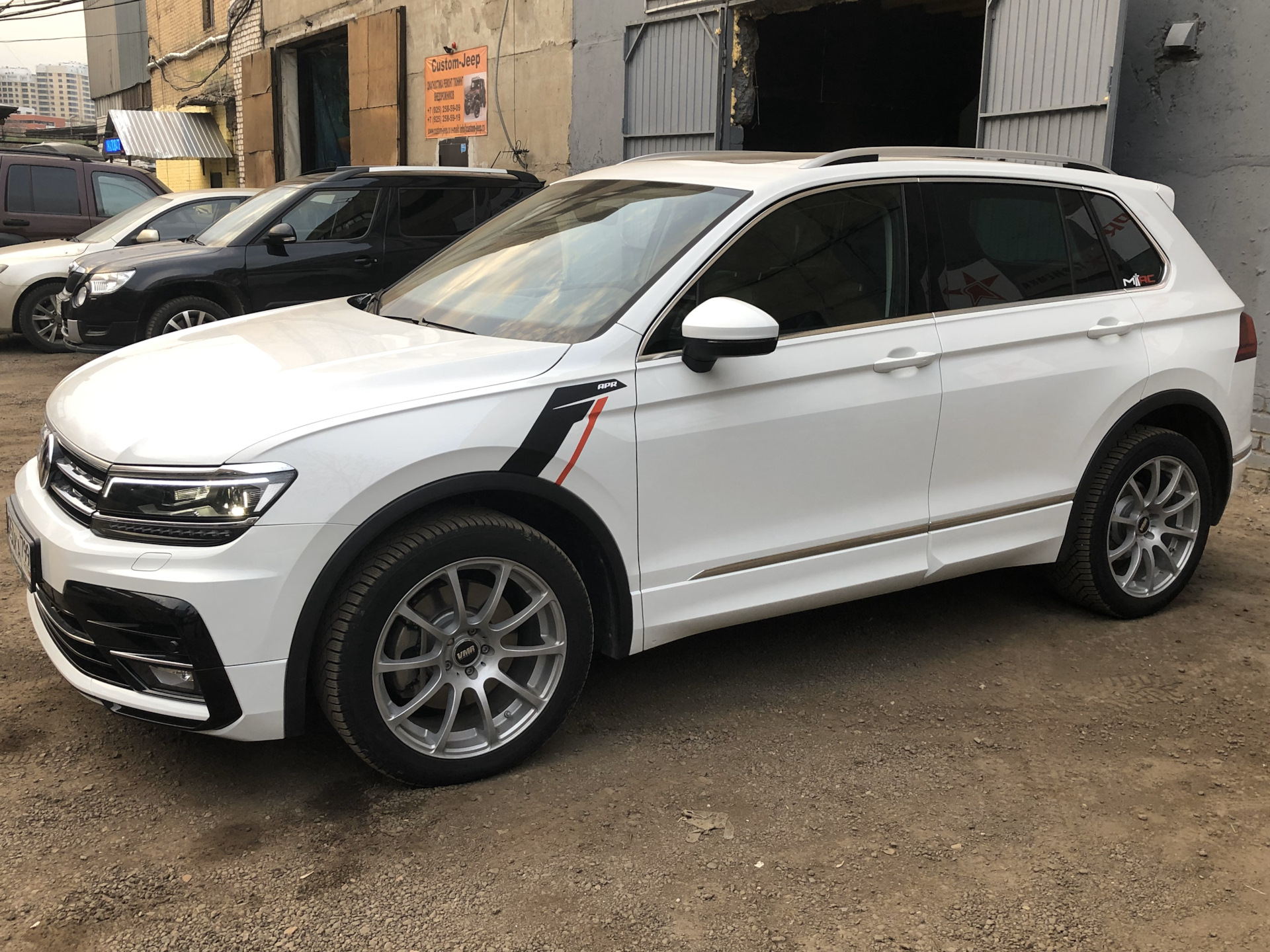 Диски Volkswagen Tiguan Sportline. VW Tiguan Sportline. Диски Тигуан спортлайн 19. Tiguan 2 диски.