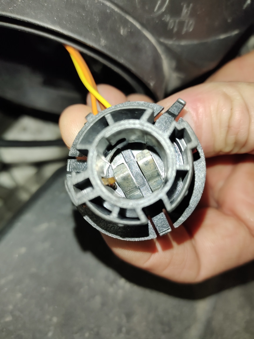 Замена патрона габаритных огней в фаре — Citroen C4 (2G), 1,6 л, 2012 ...