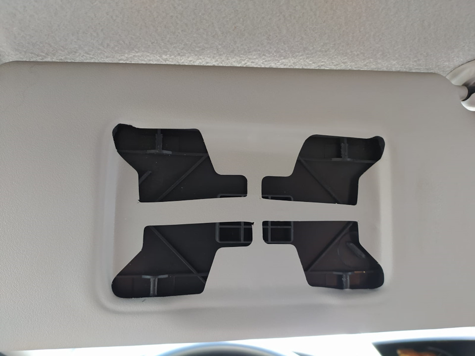 Замена зеркала в солнцезащитном козырьке с водительской стороны ...