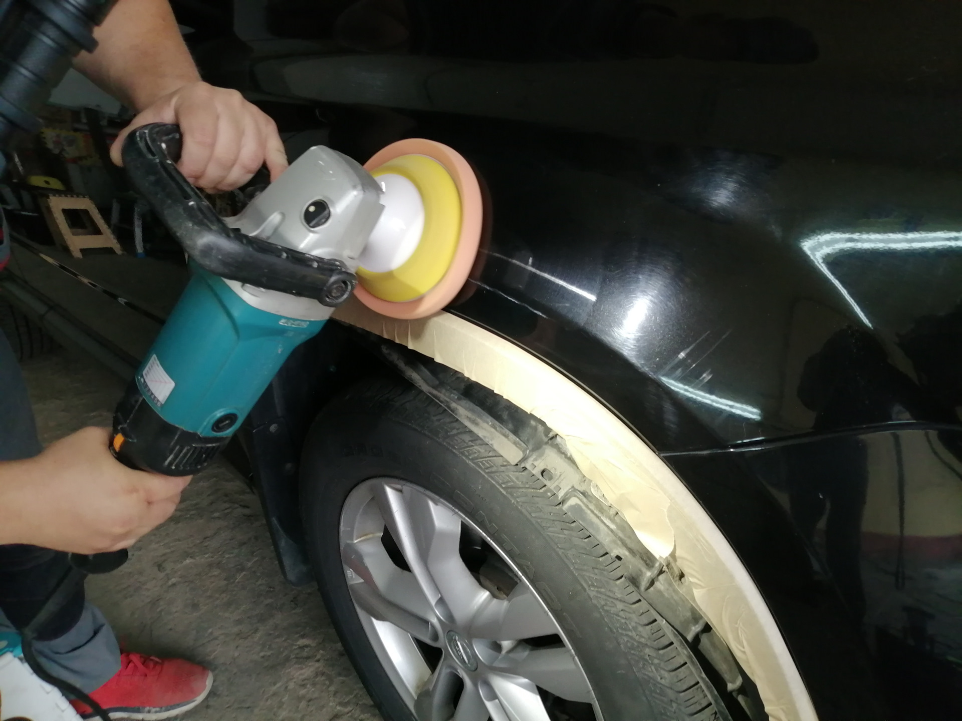 полировка заднего крыла автомобиля. полировка крыла. полировка кузова красное авто. ремонт дверей после дтп вольво s40. полировка крыла.