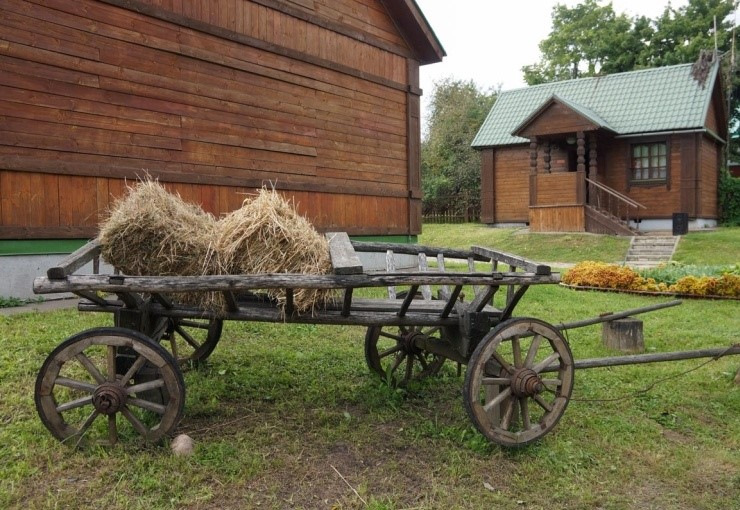 Старая деревянная телега