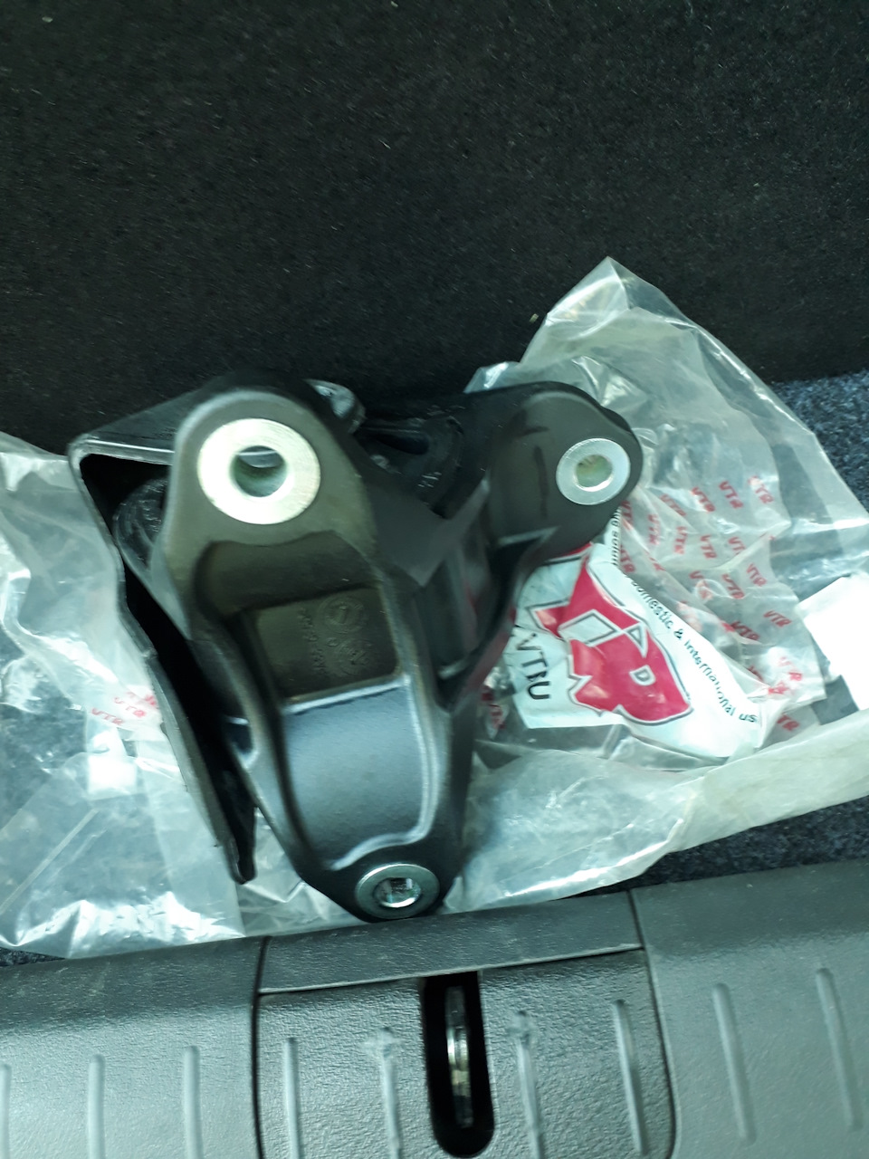 Вопрос может ли скрипеть задняя опора двигателя?Прикупил сайлентблоки и ...