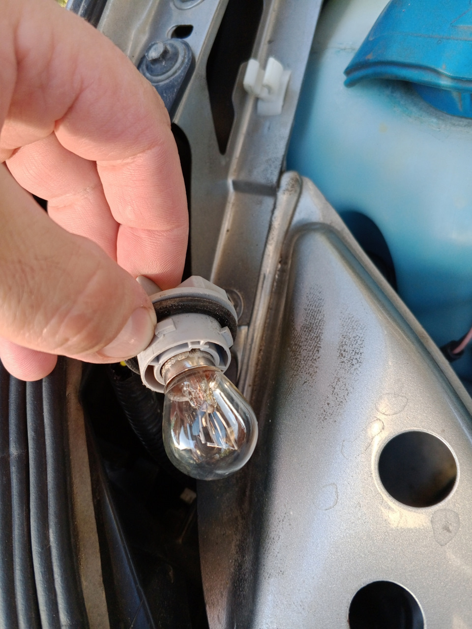 Понеслись менять, хотя замена этих ламп в Гранте ещё тот квест. — Lada Гранта Лифтбек (2G)