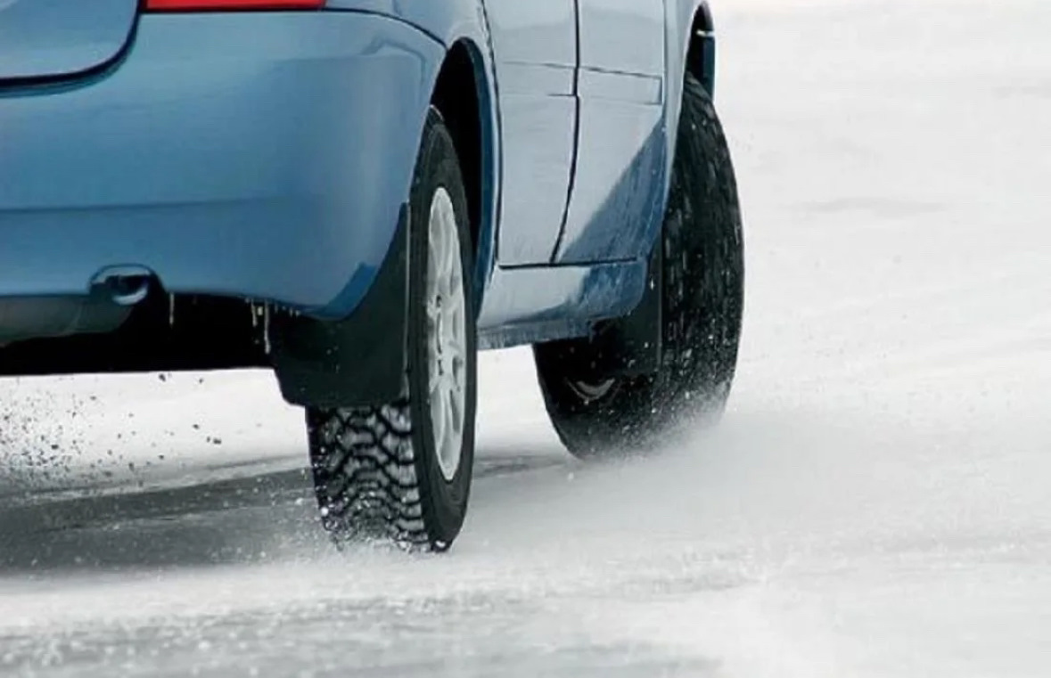 Схема заноса автомобиля на повороте. Как тормозить гололед. Как тормозить гололед. Как тормозить в гололед на механике. Как тормозить в гололед на автомате.