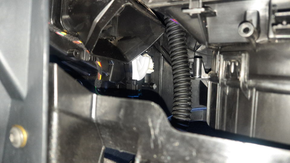 С правой стороны печка дует холодный воздух — Skoda Octavia A7 Mk3, 1,4 ...