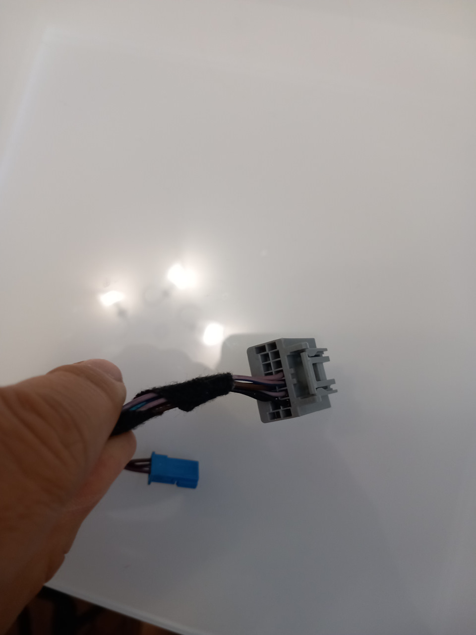 Этот разъем в потолочной проводке надо допиновать, чтобы была проводка под камеру знаков — Ford Focus Hatchback III