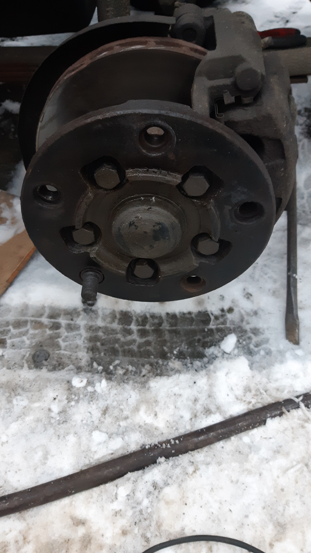 Замена шпилек переднего колеса — Nissan Atlas, 4,2 л, 1994 года ...