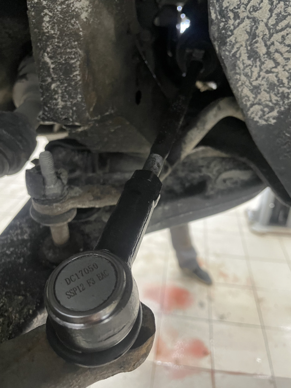 Замены рулевых наконечников и тяг. — Mitsubishi Lancer VI, 1,3 л, 1996 ...