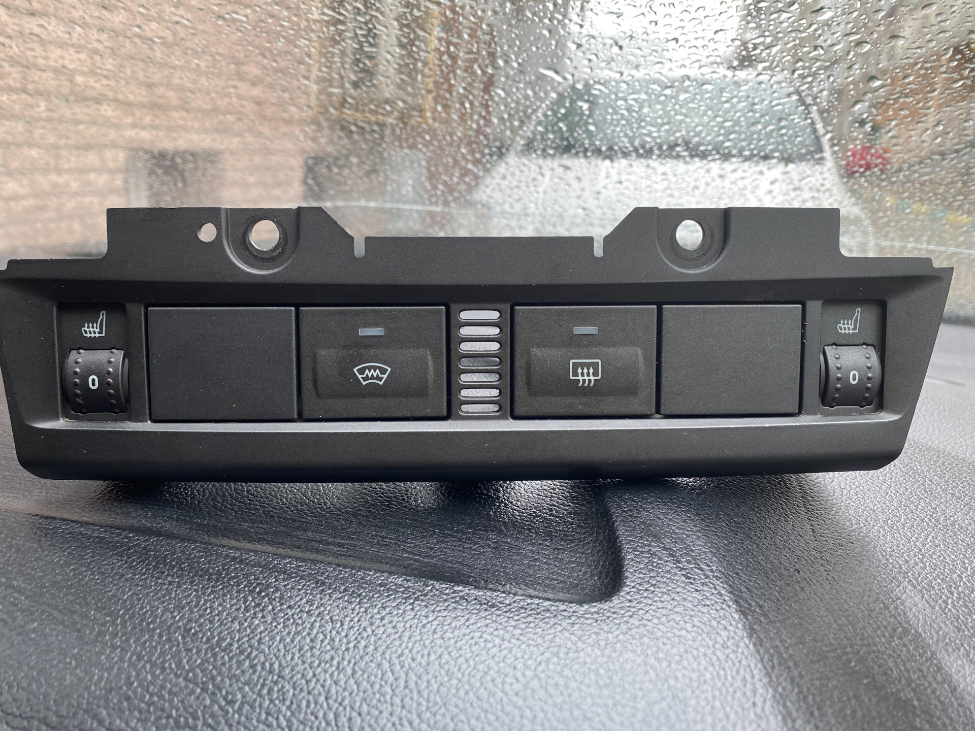 Черный блок кнопок обогрева — Ford Focus Hatchback II, 1,6 л, 2009 года ...