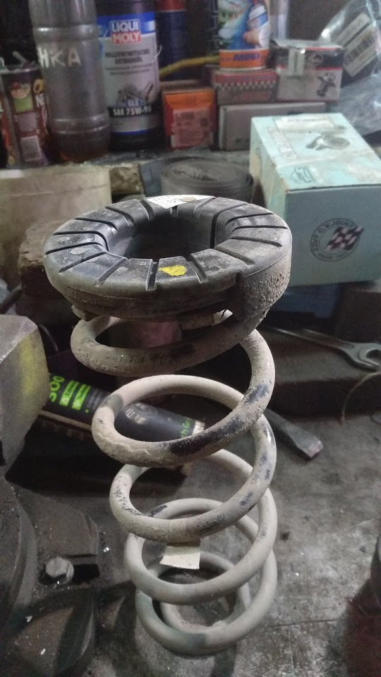 08. Przód: wybij fabryczne szpilki z górnej poduszki (prasa lub młotek przez tuleję). — Hyundai Santa Fe TM