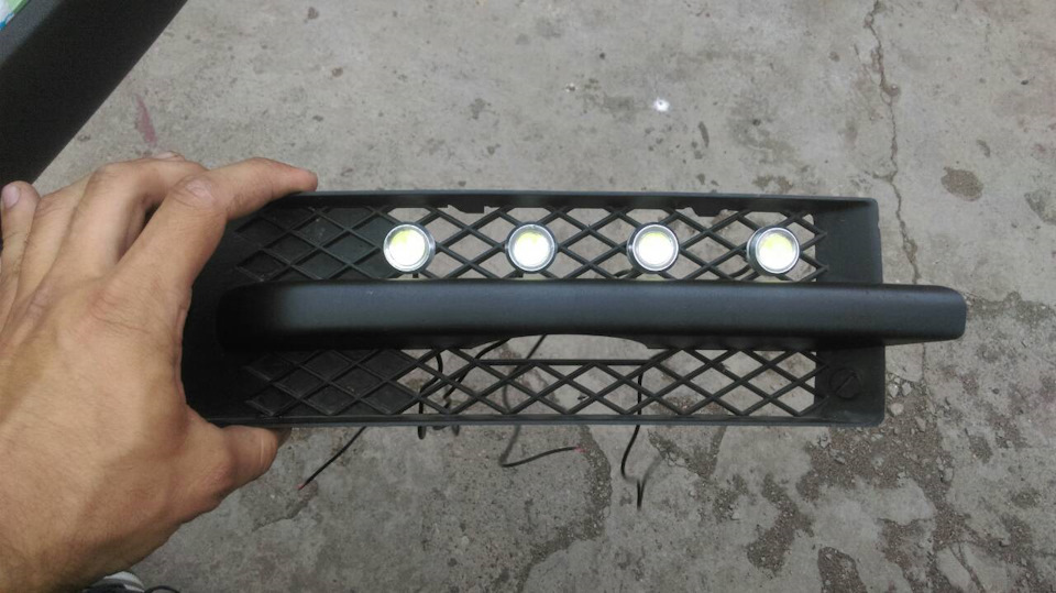 Дхо в решетке ваз 3107. Ходовые огни в решетку. Ходовые огни в решетку. Дхо w251 решетка. Решетка бампера с дхо солярис.