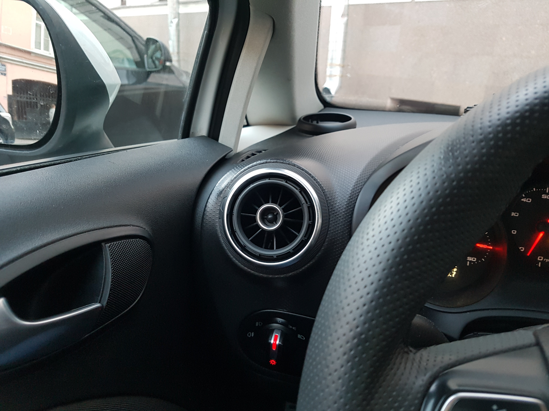 Дефлекторы окон ауди а3 2013. Дефлектор вентиляционный audi a3. Дефлектор audi a1. Дефлектор торпеды центральный ховер h3 new 2014-2. Дефлектор ауди а3.