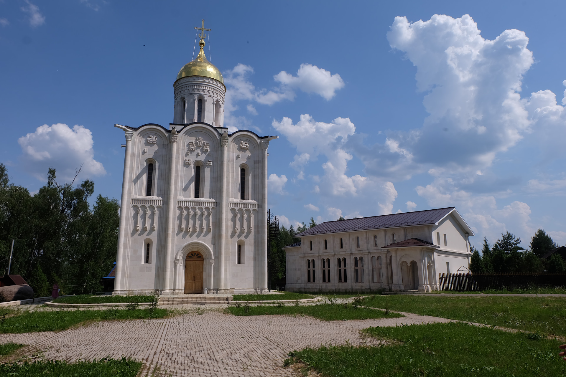 Храм камень. Храм в Лызлово Рузский. Храм иконы Божией матери Лызлово. Кирово Чепецк Белокаменная Церковь. Проект церкви Белокаменной.