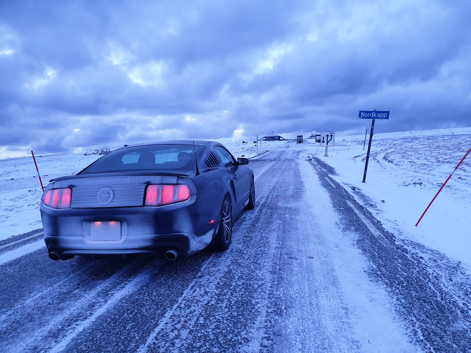 Ford Mustang 2013 лес зимний