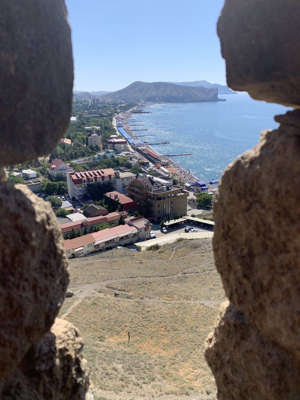 Вид из бойницы крепости на бухту Судака — Subaru Outback (BR)