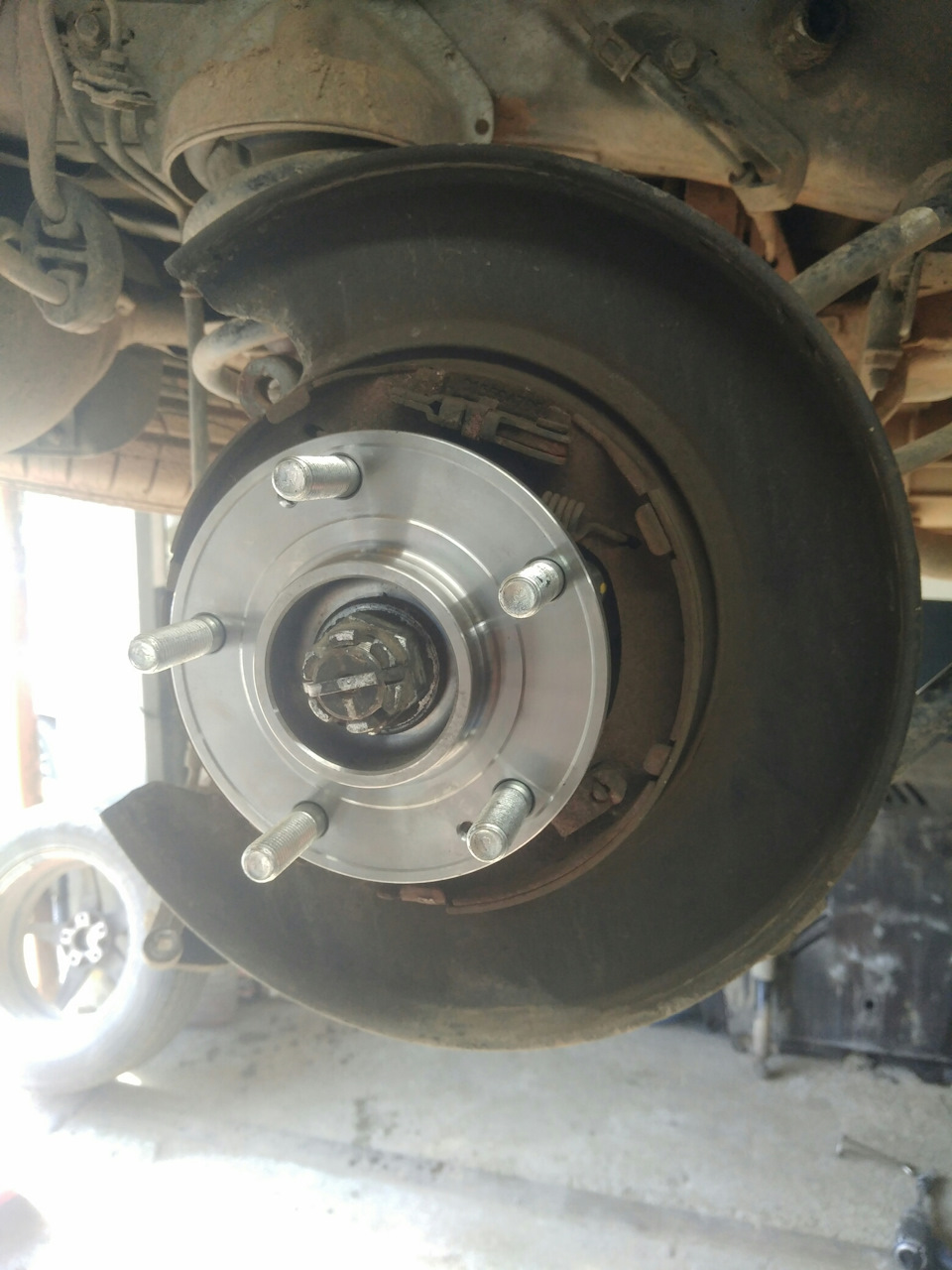 Ступица. Стойки стаба. Колодки ручника — Hyundai Santa Fe (2G), 2,4 л ...
