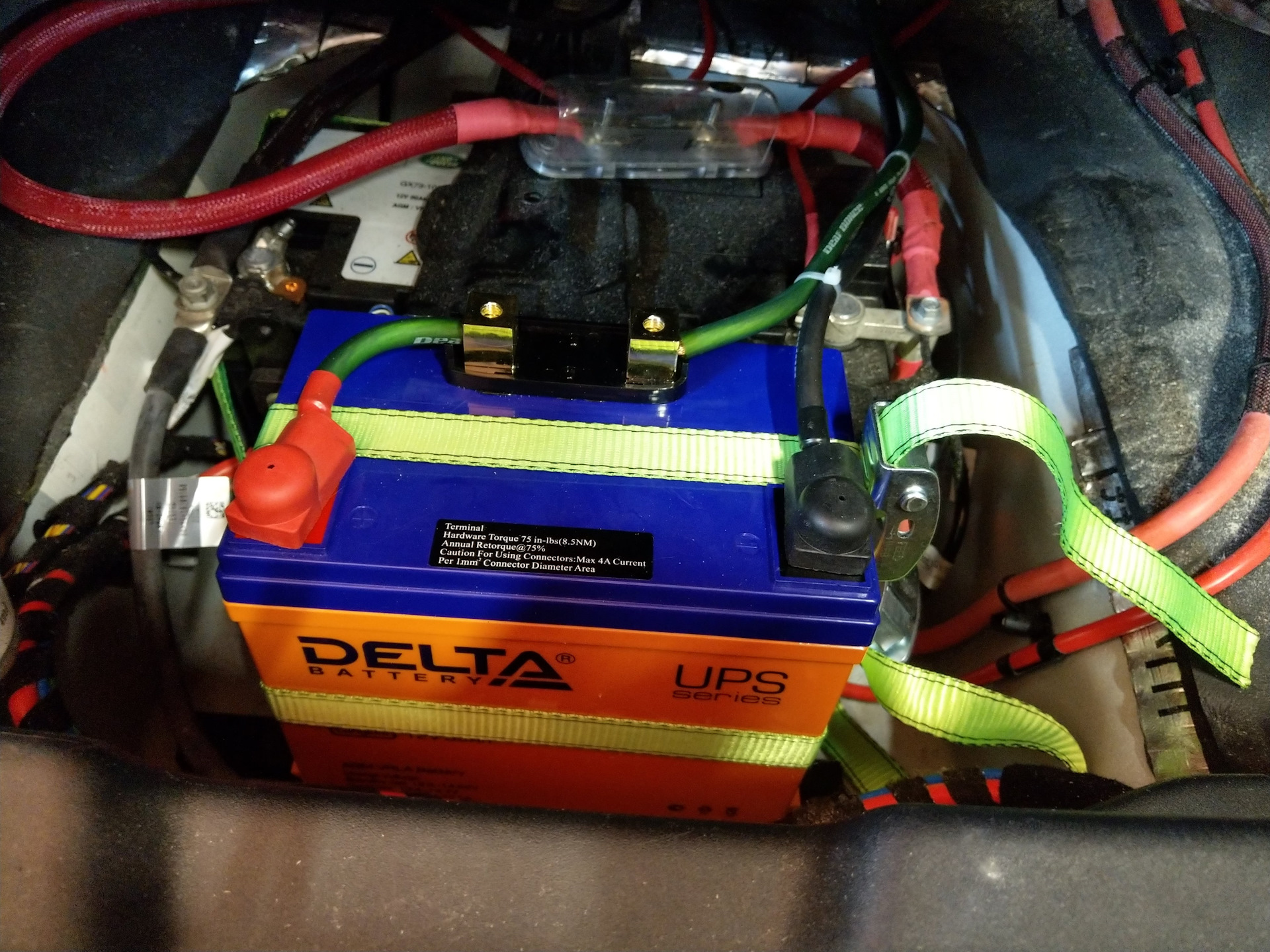 Две батареи аккумуляторов. Ягуар xe 2015 2.0 аккумулятор. Jaguar xe аккумулятор. АКБ для Автозвука AGM. АКБ для Автозвука 2022.