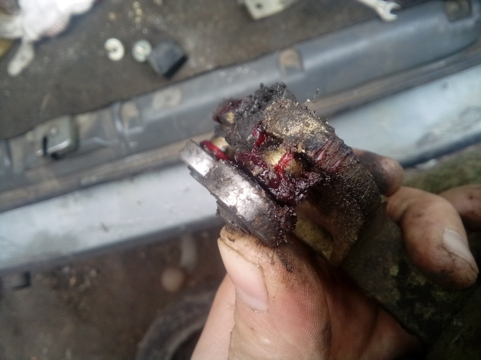 Можно заметить разницу в наклоне — Lada 2120 Надежда