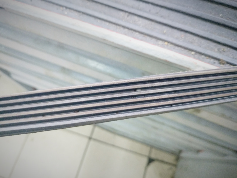 Состояние ремня. Виден мелкий камушек, он кстати выпирал на шкиву, когда ремень был надет. — Lada Гранта Лифтбек (2G)