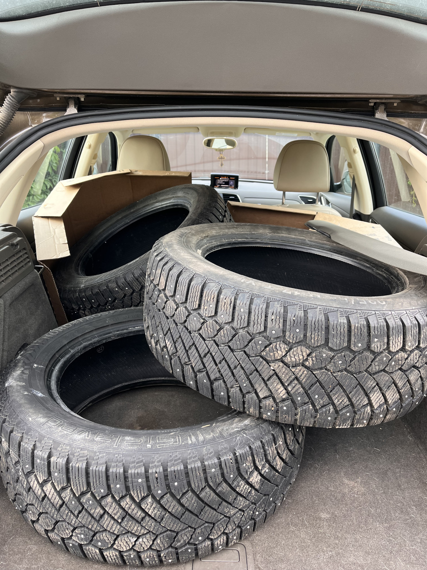 Зима близко: АКБ, шиномонтаж — Audi Q3 (1G), 2 л, 2012 года ...