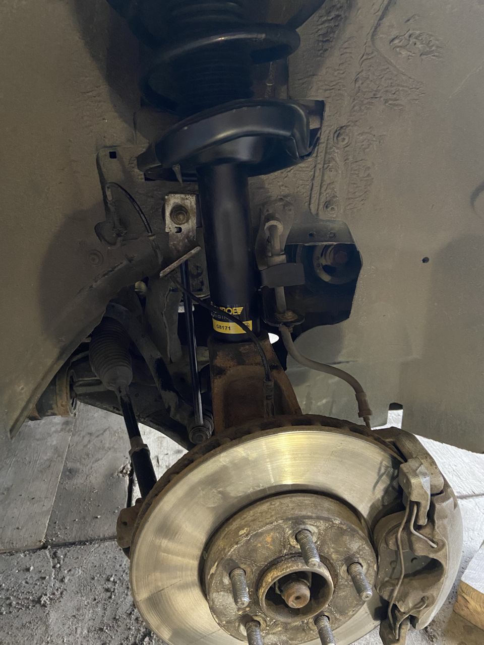 Стойка на авто. — Ford Focus Sedan III. Запчасти на фото: G8171