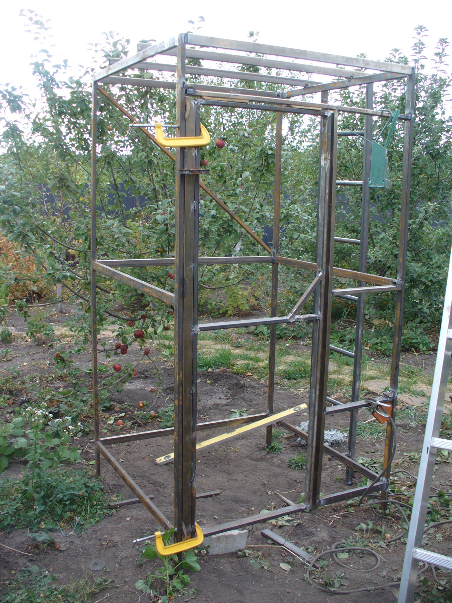 Пример организации полочек внутри душа из подручных материалов