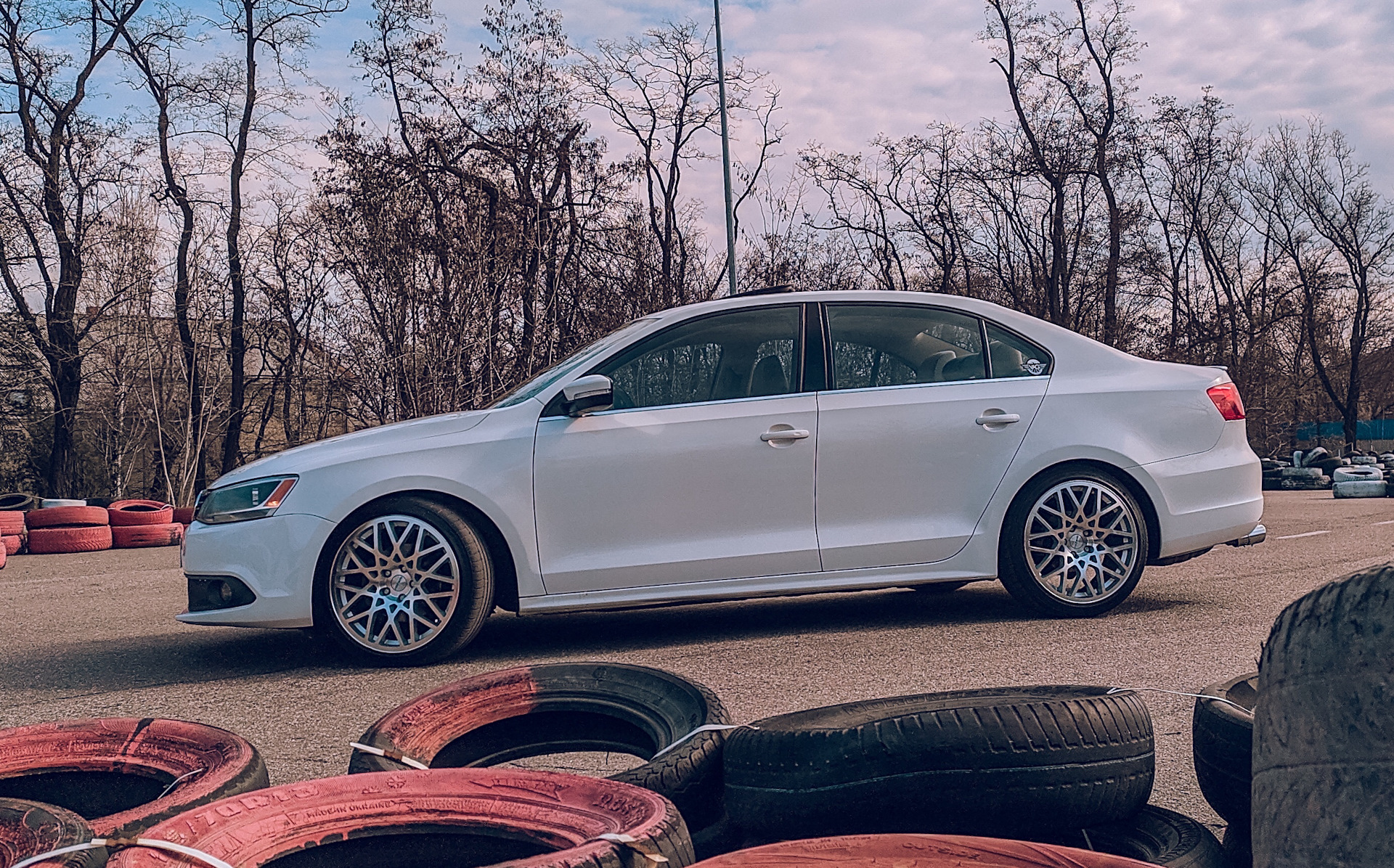 Какие диски подходят. Rotiform VW Jetta 6. Rotiform BLQ Jetta 6. Джетта 6 драйв. Jetta 6 stance Drive 2.