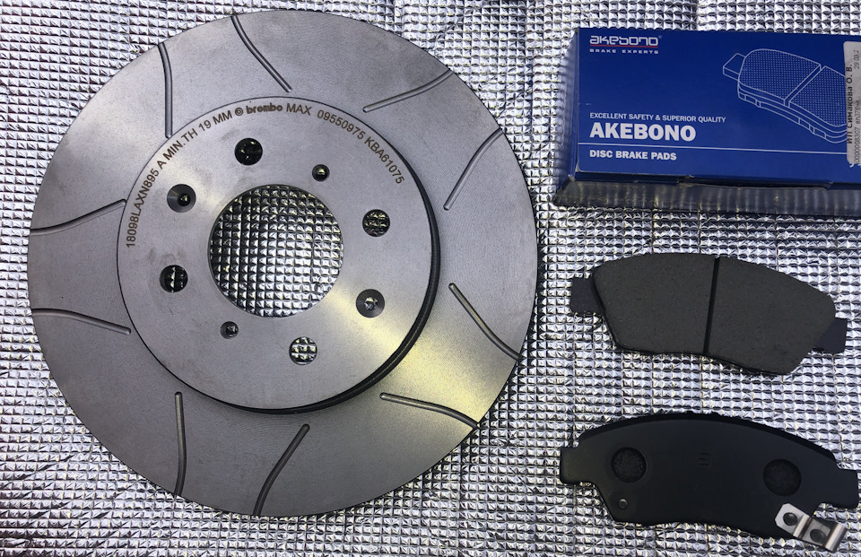 Тормозные диски BREMBO MAX 09.5509.75+Akebono AN-376WK — Honda Fit (2G ...