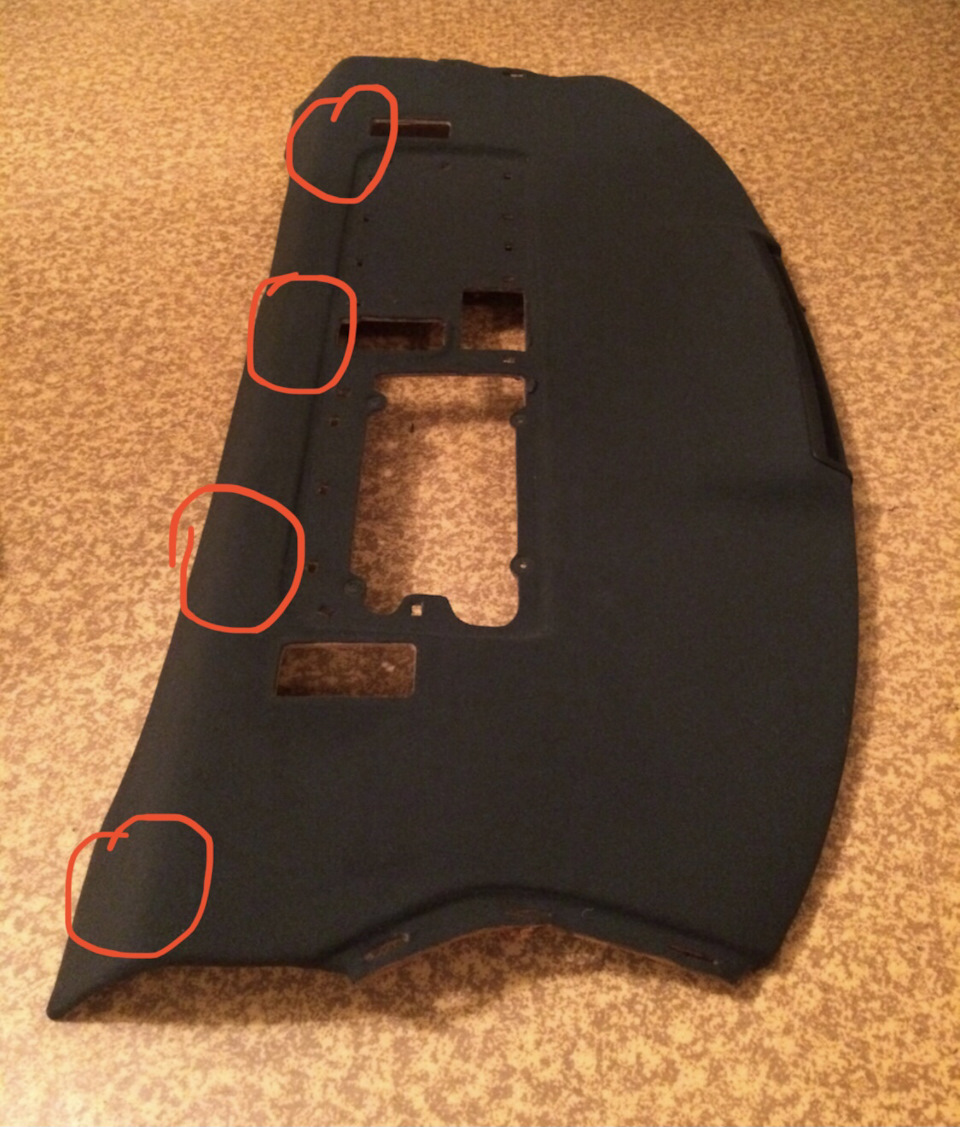 После этого откидываем задние спинки сидений и надо отстегнут 4 клипсы декоративной полки от самой полки, на фото указал где они — Audi A4 (B7)