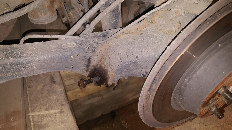 Регулировочный болт амортизатора фиат добло. Кидает машину из стороны в сторону. Машину тянет в сторону. При торможении тянет руль влево. Кидает машину из стороны в сторону.