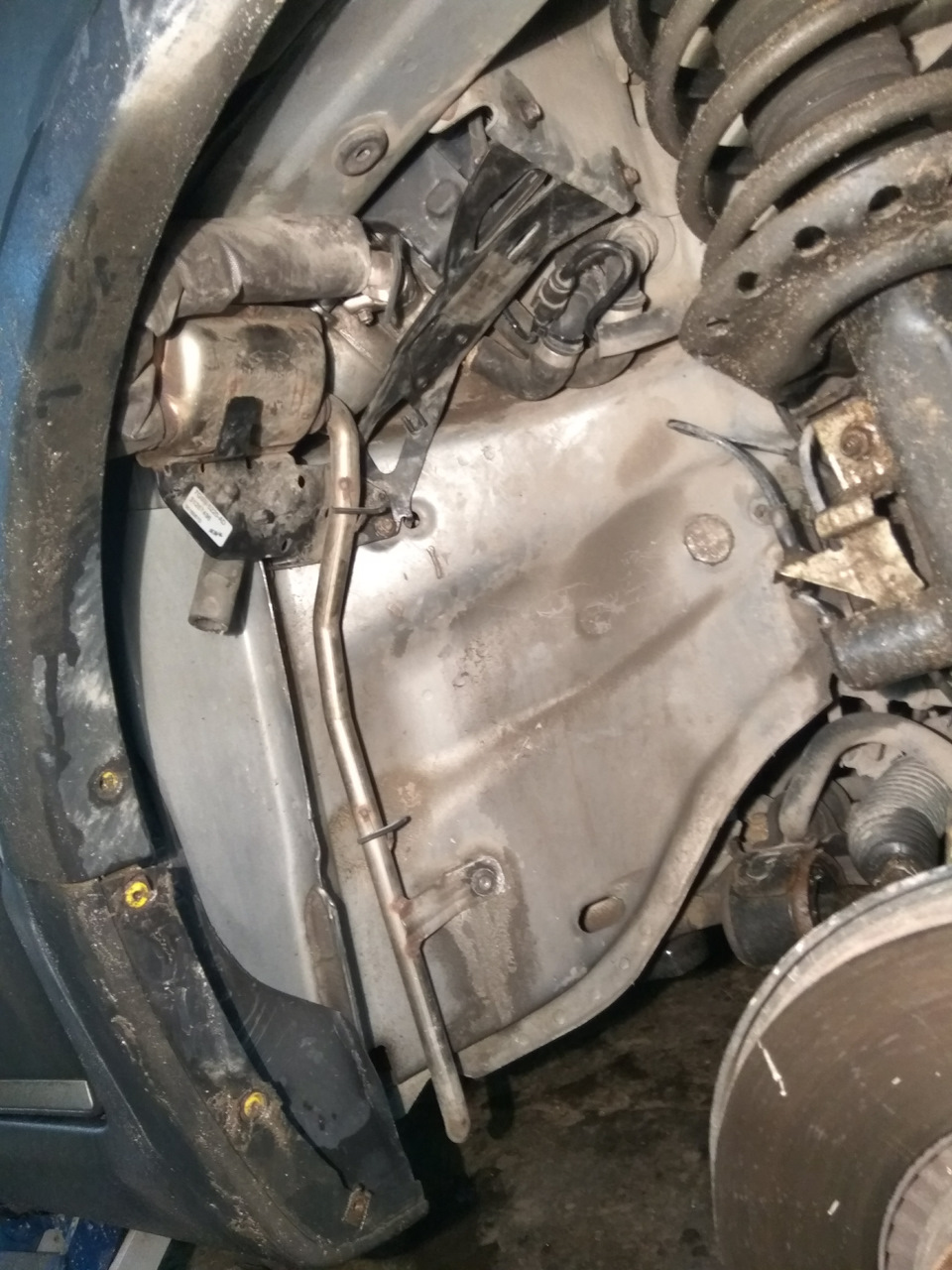 Дальше снимаем подкрылок и видим такое) — Volvo XC70 III
