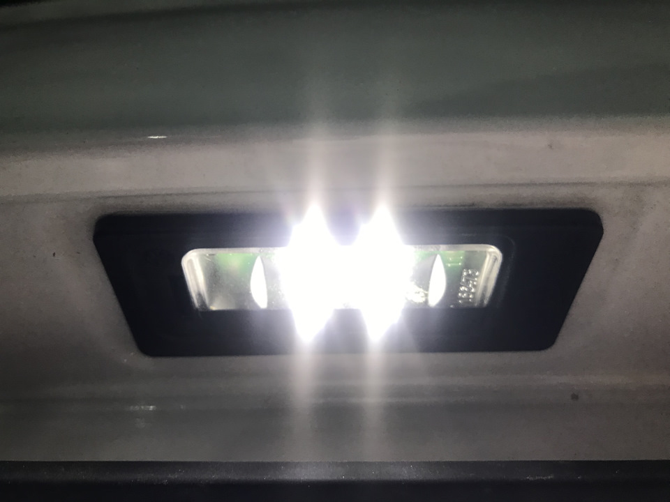 Замена подсветки номерного знака на светодиодную — Skoda Octavia A7 Mk3 ...