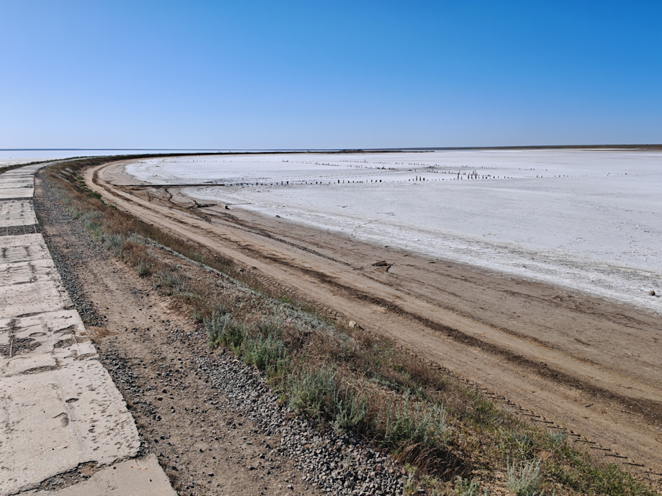 Рукотворная коса, уходящая вглубь озера — Mitsubishi Pajero Sport (2G)