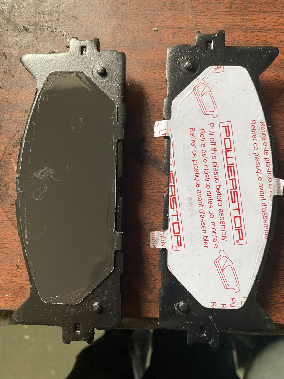 Тормозные колодки данной фирмы PowerStop с антискрипными пластинами — Toyota Camry (XV40)