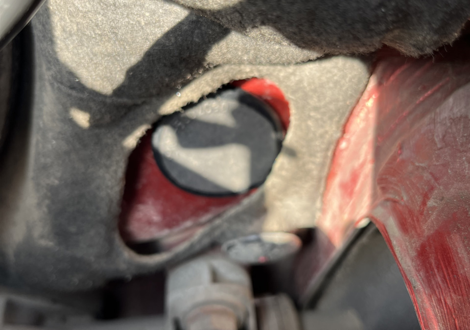 Фото получилось не очень, но суть передает. Заглушка немного болталась в отверстии, но стоило обернуть ее раз изолентой – и встала как влитая — Lada Granta (2G) FL