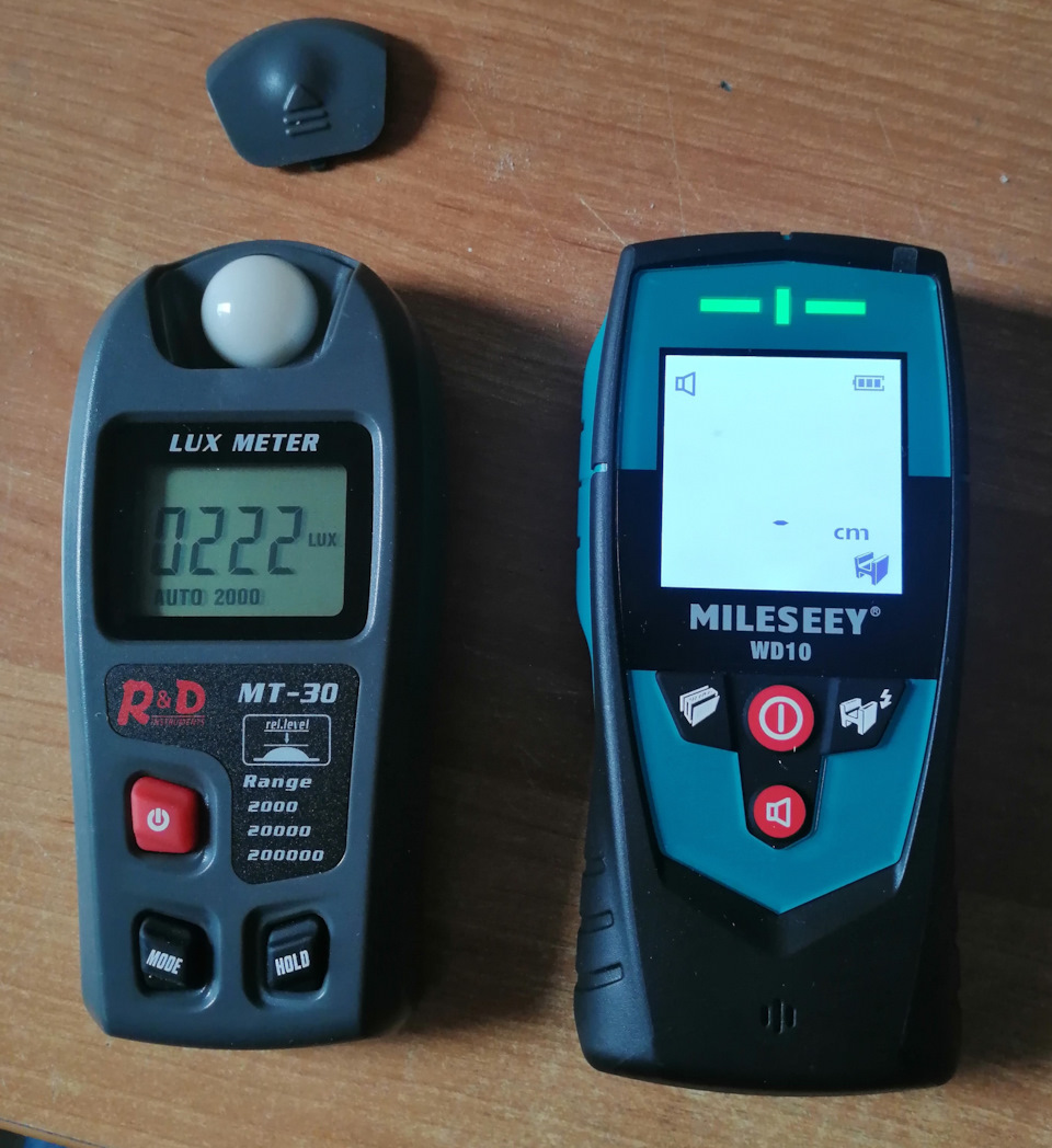 Слева люксометр, справа детектор проводки — Nissan X-Trail II (t31)