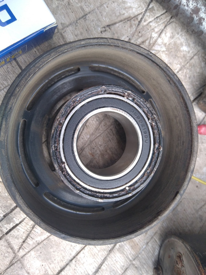 Ну и аккуратно старым подшипником забил новый, сделал насечки — Volkswagen Golf Mk4