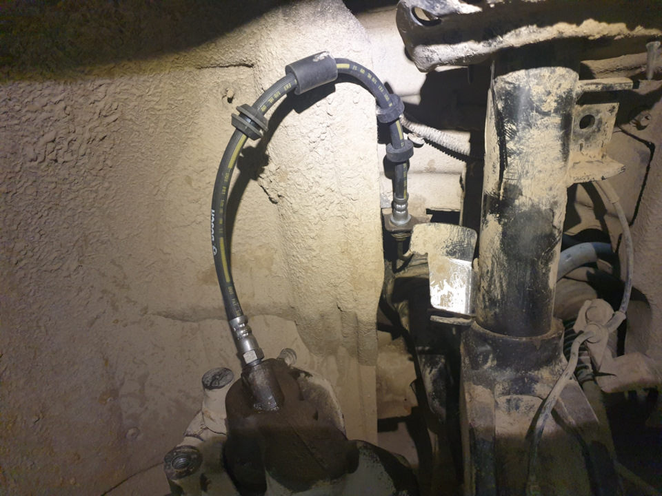 Замена РВД переднего суппорта — Volvo XC60 (1G), 3 л, 2008 года ...