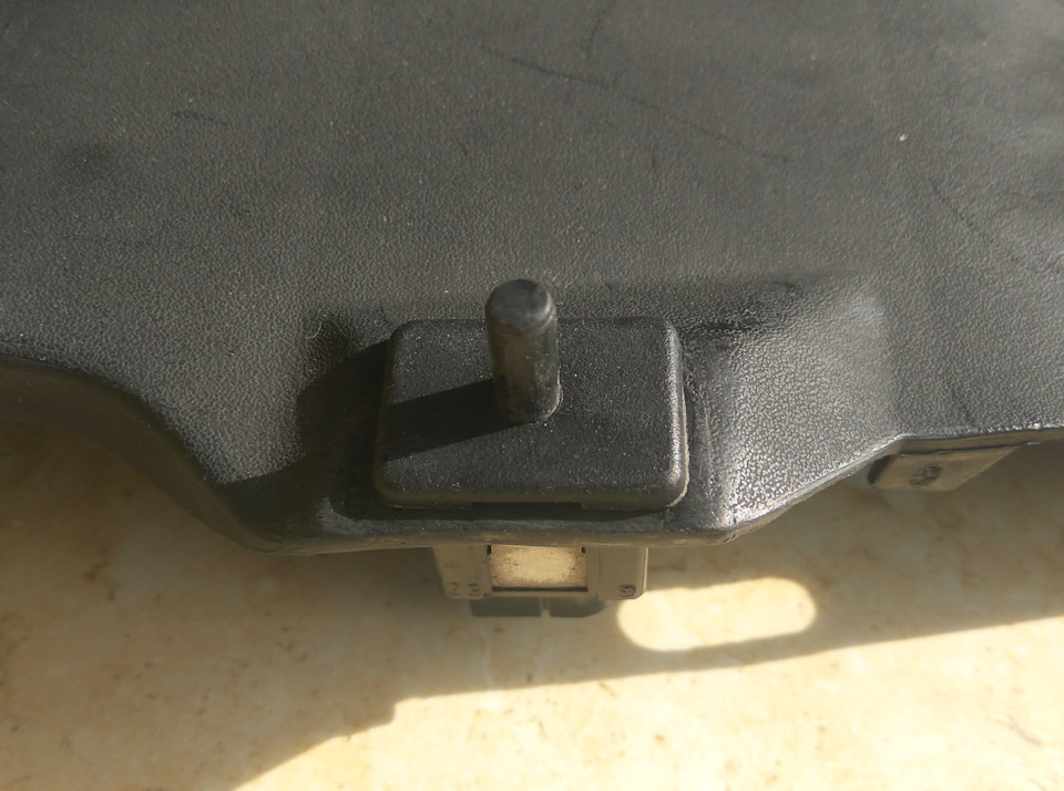 Крепление бардачка bmw e34. Водительский бардачок е34. Бардачок бмв е34 1998. Водительский бардачок бмв е34. Бардачок для водителя bmw e34.