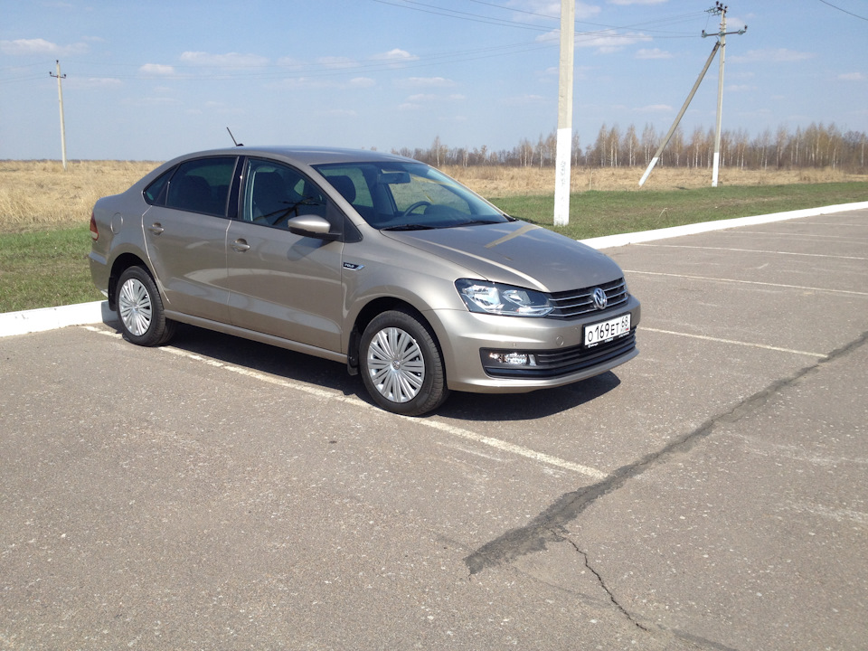 Поло 2023 фото. Фольксваген поло бежевый Титаниум. VW Polo sedan Titanium.