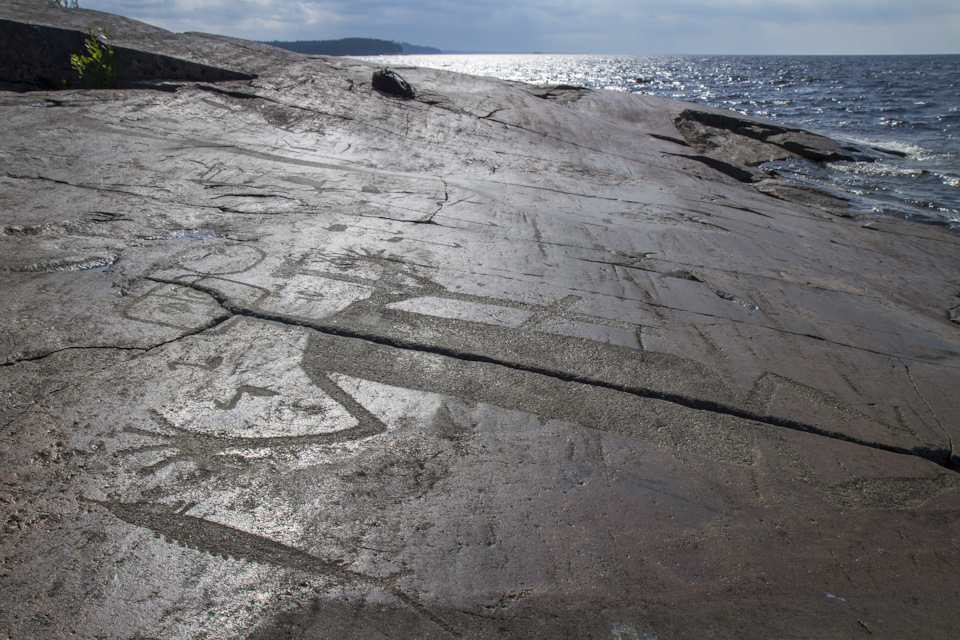 Онежские петроглифы. — Jeep Cherokee (KL)
