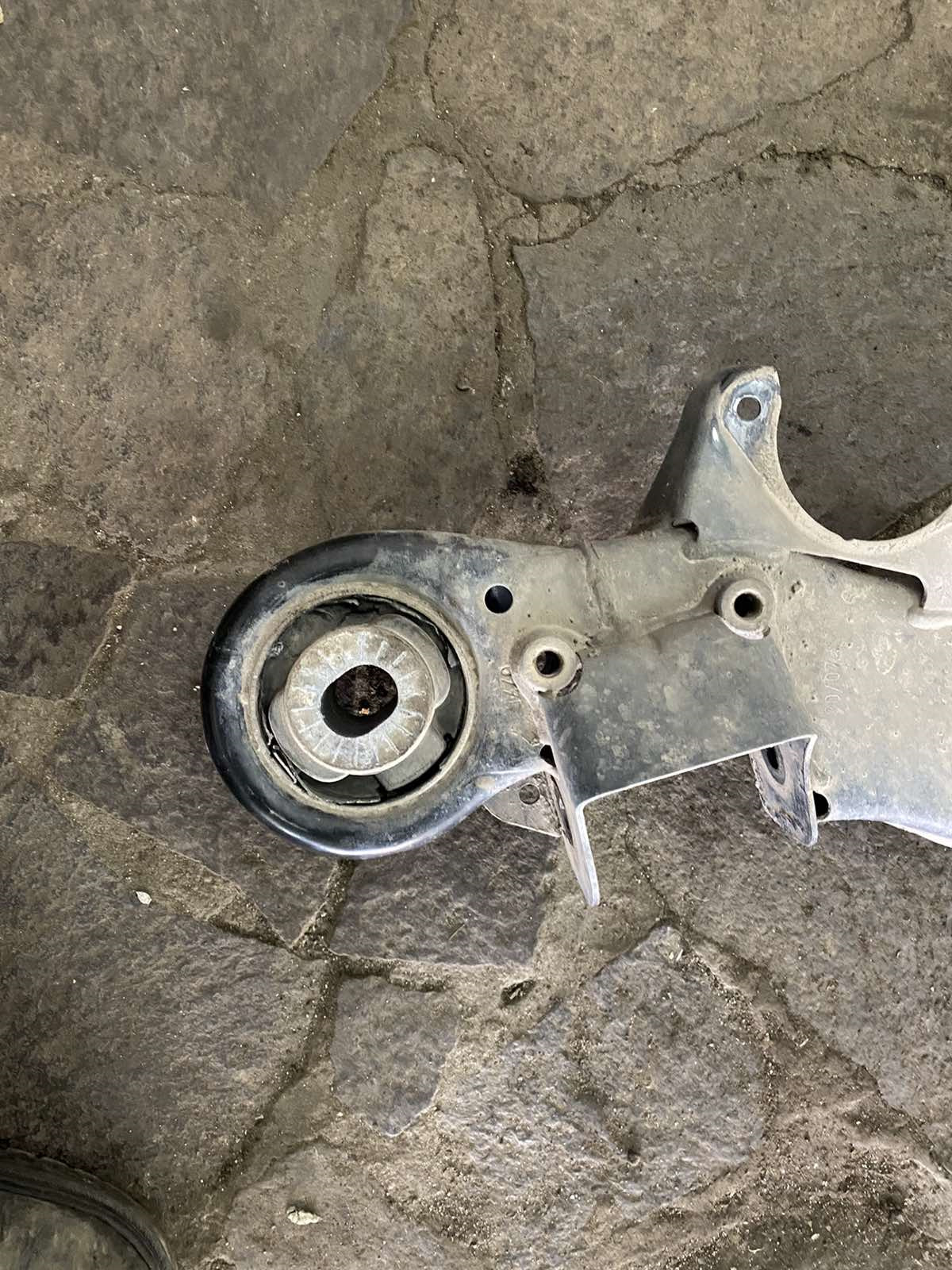 Замена сайлентблоков подрамника — Audi A6 Avant (C6), 3 л, 2007 года ...