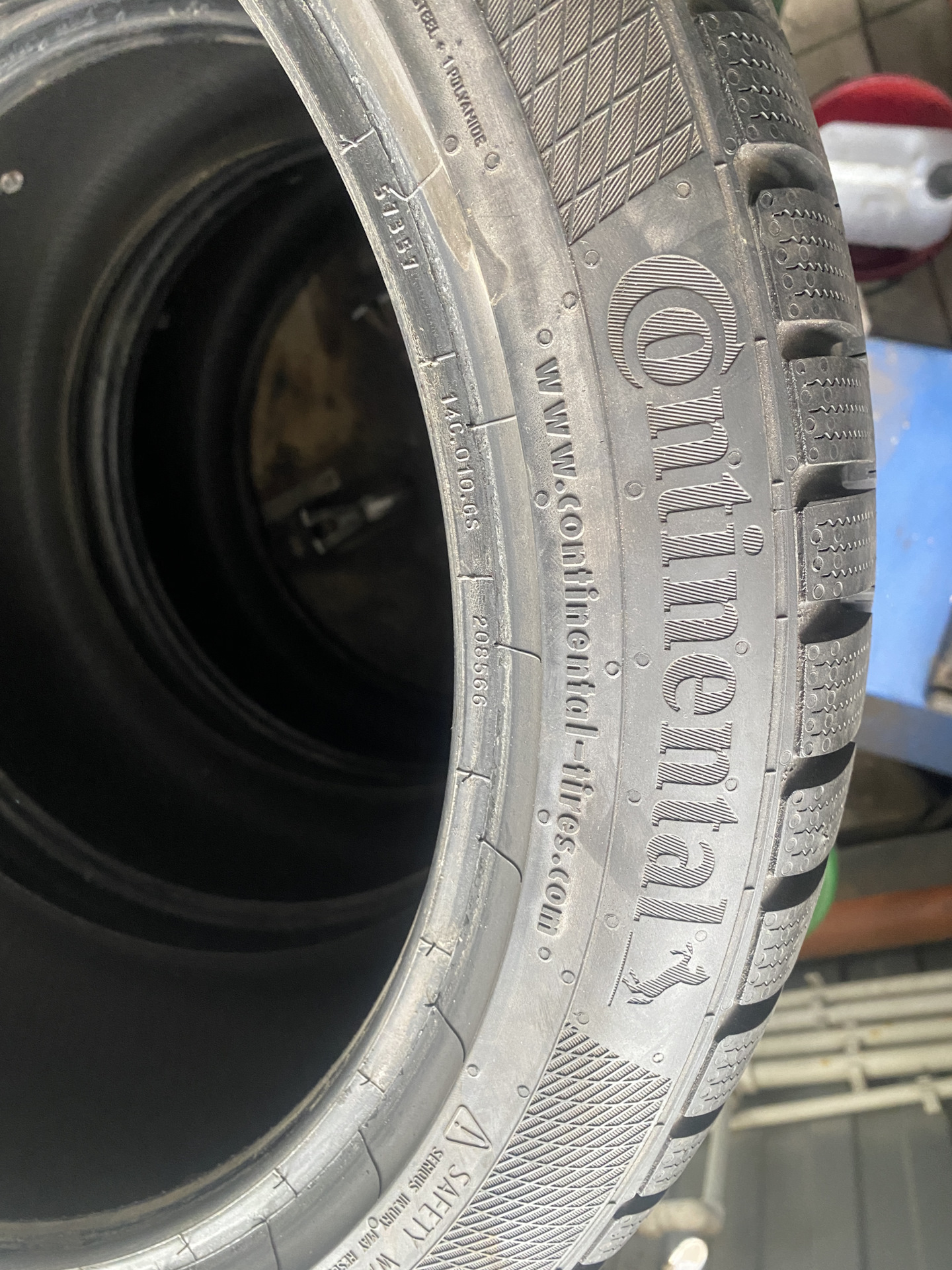 Продаю резину continental — Volvo S80 (2G), 2,5 л, 2008 года | шины ...