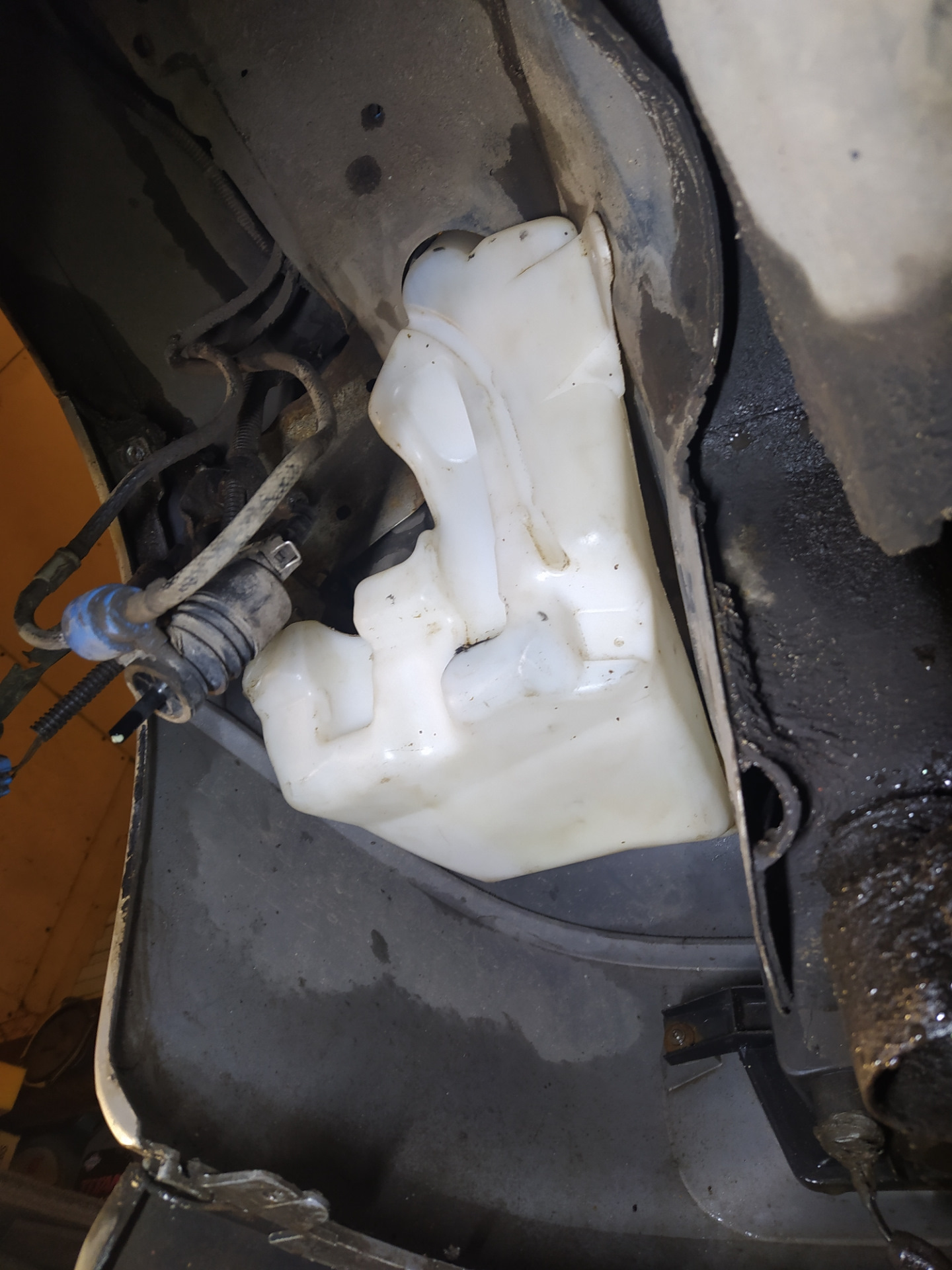 Увеличенный бачок омывающей жидкости — Opel Astra G, 1,8 л, 1999 года ...