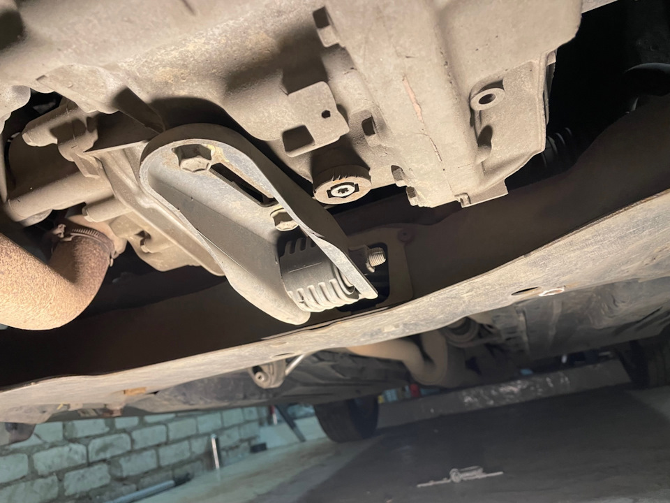 Дальний болт надо выкрутить — Suzuki Vitara (4G)