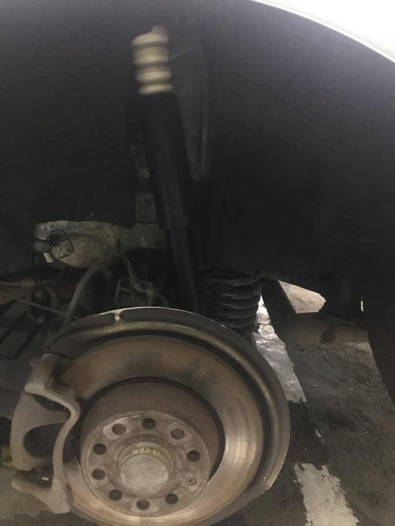 40. Замена задних амортизаторов SACHS+ пружины H&R (-30). — Volkswagen ...